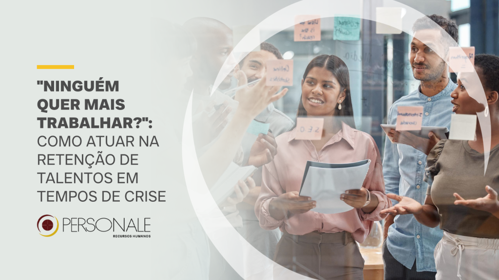 na direita varios colaboradores do mercado de trabalho em brainstorm, a esquerda o seguinte texto: descubra como enfrentar os desafios do mercado e manter sua equipe engajada